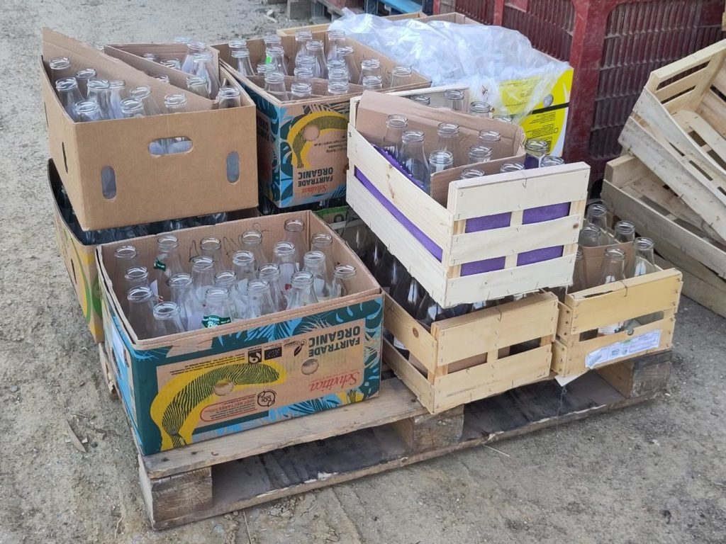 180 bouteilles "Fraicheur" 1L réparties dans 10 caisses ont été livrées samedi 08 juillet 2023 à la Ferme des Potagers de Marcoussis