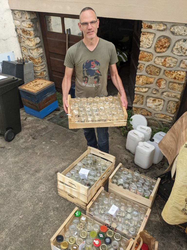 Didier, apiculteur à Massy, recevant la livraison de 250 pots de 370 mL.